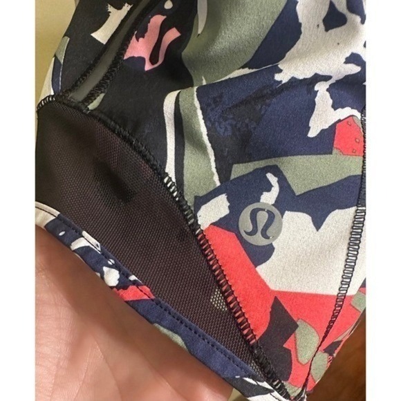 Lululemon Hotty Hot Short 2.5" – Pop Cut Boom Juice Multi Black Size 4 | Good - Picture 3 of 4